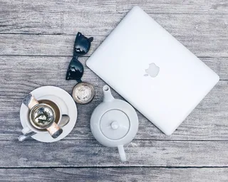 白色陶瓷茶壶旁的银色MacBook