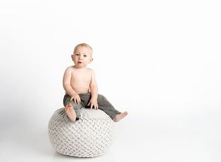 坐在白色凳子上的孩子