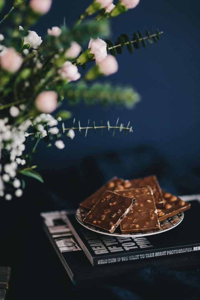 合上一块坚果巧克力