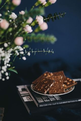 合上一块坚果巧克力