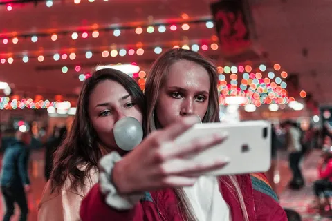 女人在靠近人群的大楼内拍照 女人在靠近人群的大楼内拍照