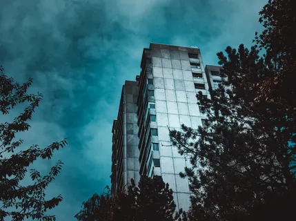 白色和灰色高层建筑的低角度摄影