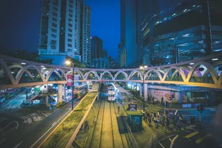 一群人在高层建筑下行走