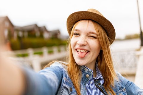 女性自拍的选择性聚焦摄影 女性自拍的选择性聚焦摄影