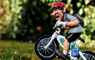 男子，骑行，摩托车雕像，聚焦摄影，白天，山地自行车，骑自行车的人，骑自行车