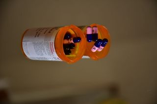 玩具, 药物, 瓶子, 丸, 球体, 手指, 塑料, 青少年