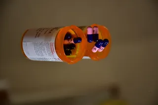 玩具, 药物, 瓶子, 丸, 球体, 手指, 塑料, 青少年