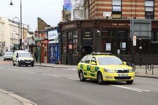 伦敦——2017年8月21日，紧急救护车在伦敦的一条街道上疾驰，以响应紧急呼叫。