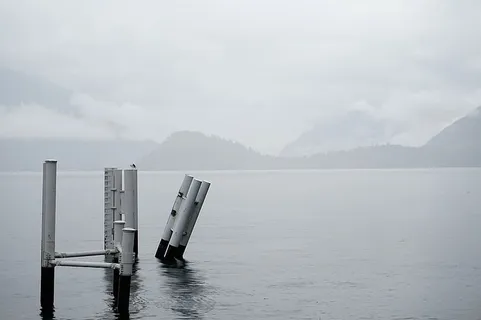 白色，金属柱，身体，水，山，白天，灰度，照片