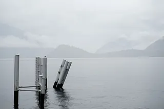 白色，金属柱，身体，水，山，白天，灰度，照片