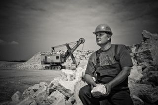 灰度照片，男人，坐着，成年人，建筑，安全帽，我的，户外