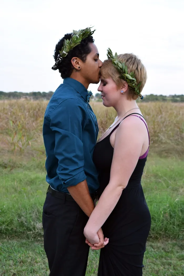 男人，接吻，女孩，额头，牵手，手，白天，婚姻