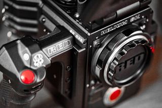 黑色直升机SK红色装置的特写照片