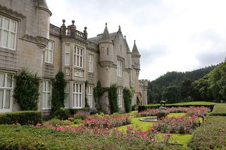 粉色、花朵、棕色、建筑、白天、苏格兰、巴尔莫勒尔、城堡