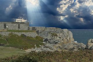 白天靠近水体的灰色混凝土建筑