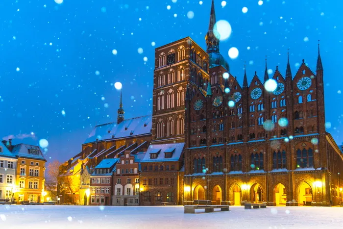 棕色和白色混凝土建筑