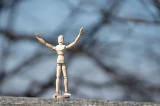 灰色表面上的艺术家人体模型