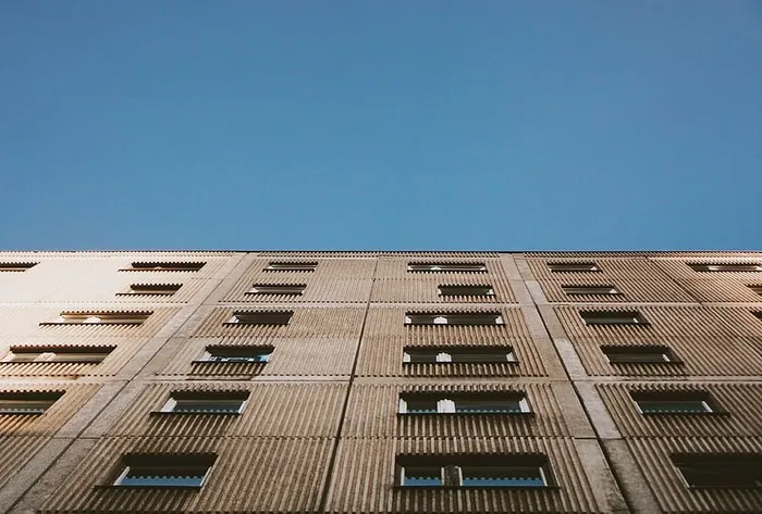 棕色混凝土建筑，蠕虫，视线照片，棕色，高层，建筑，公寓，天空
