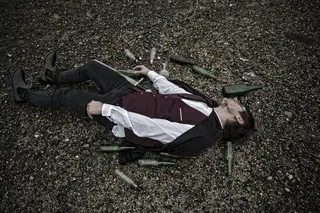 人，成年人，男人，街道，瓶子，提高意识，酗酒，白马王子