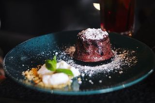 食品，蛋糕，巧克力，盘子，面包，食物角，食品和饮料，室内