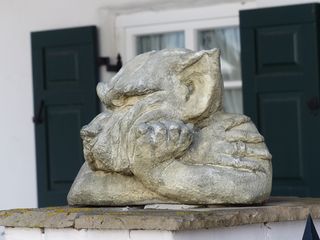 灰色混凝土雕像，雕像，花园雕像，狼，狗，冷酷，忧郁，无聊