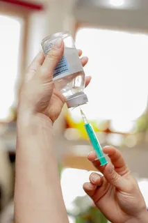 人,获取,清除,液体,瓶子,使用,注射器,接种 人,获取,清除,液体,瓶子,使用,注射器,接种