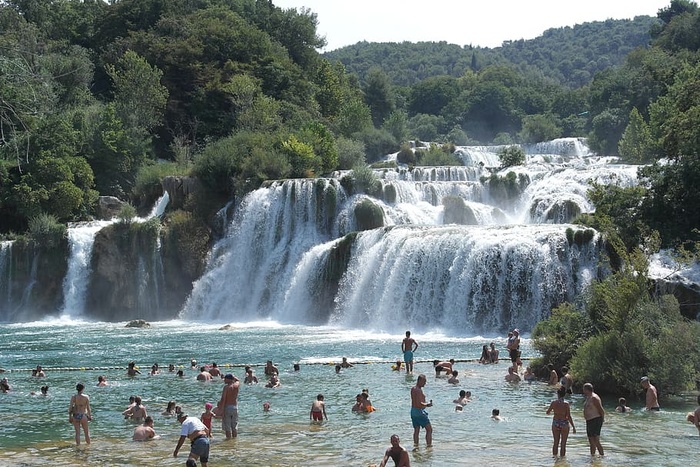 瀑布，krka，游客，旅行，风景，水，运动，一大群人