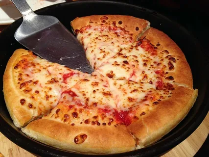 盘子里的披萨，披萨，饥饿，食物，美味，午餐，奶酪，切片