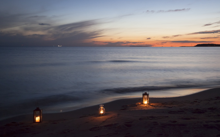 三、米色、台灯、棕色、沙子、夜晚、海滩、大海