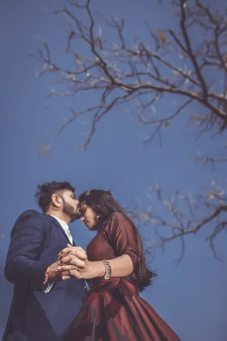 男人和女人站在外面光秃秃的树旁