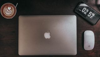魔法鼠标旁的银色MacBook