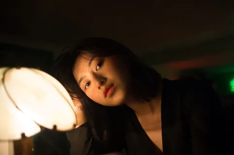 穿黑色上衣的女人