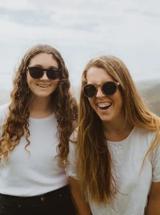 两名女子参加groupie