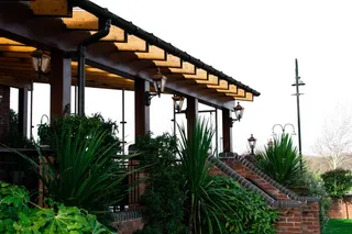 门廊，天井，凉棚，植物，户外，紫檀科，凉亭，花园