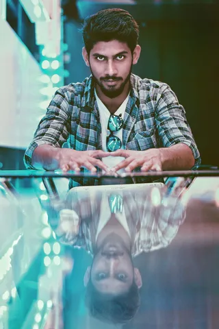 身穿黑白格子衬衫的男子