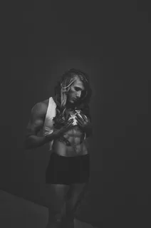 穿着白色背心的女人