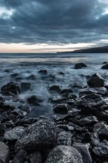 海浪在戏剧性的云层下撞击石块 海浪在戏剧性的云层下撞击石块