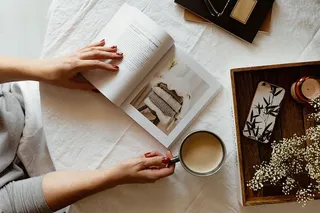 女人看书喝咖啡