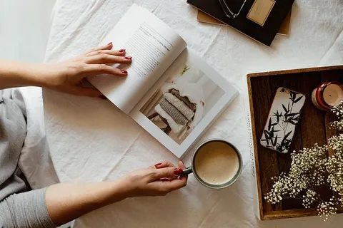 女人看书喝咖啡 女人看书喝咖啡