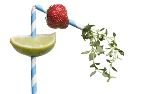 鸡尾酒、草莓、酸橙、百里香、稻草、饮料、水果、水果