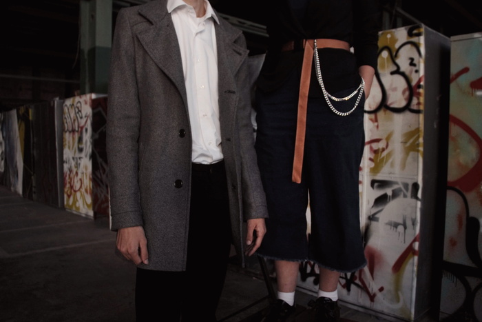 穿灰色外套的人