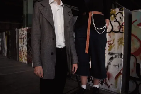 穿灰色外套的人 穿灰色外套的人