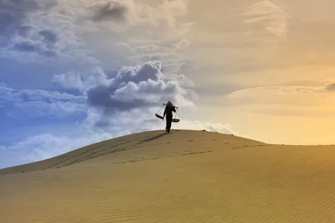 男子站在甜点上的照片