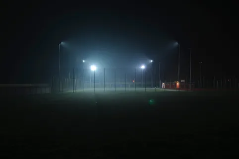 球场上有四盏灯的足球场 球场上有四盏灯的足球场