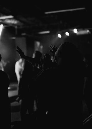 人，人，灯光，俱乐部，夜总会，夜生活，手，人群