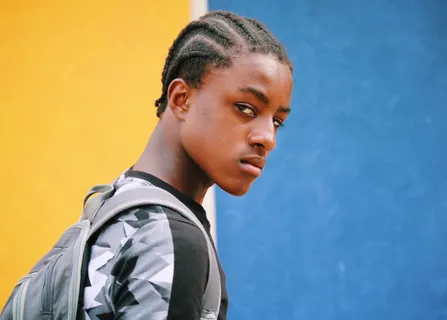 穿灰黑上衣的男人