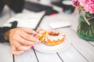 拿着甜甜圈的人甜甜圈甜甜圈甜甜圈甜甜圈手女性女士