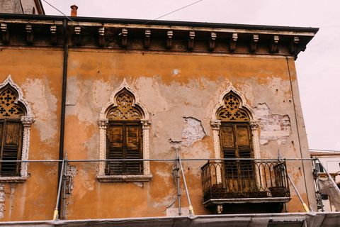 棕色混凝土建筑，家居装饰，窗户，扶手，栏杆，意大利维罗纳，百叶窗