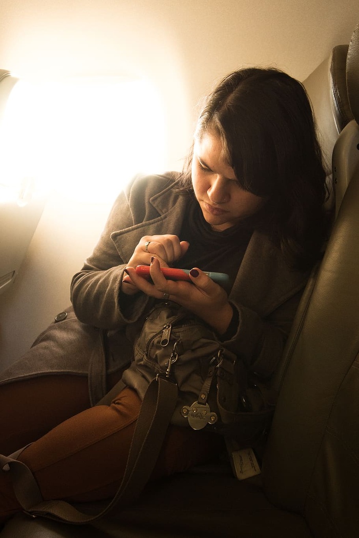 手机、飞机、灯光、黄色、温暖、旅行、女孩、女人