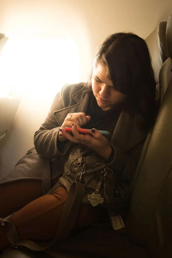 手机、飞机、灯光、黄色、温暖、旅行、女孩、女人